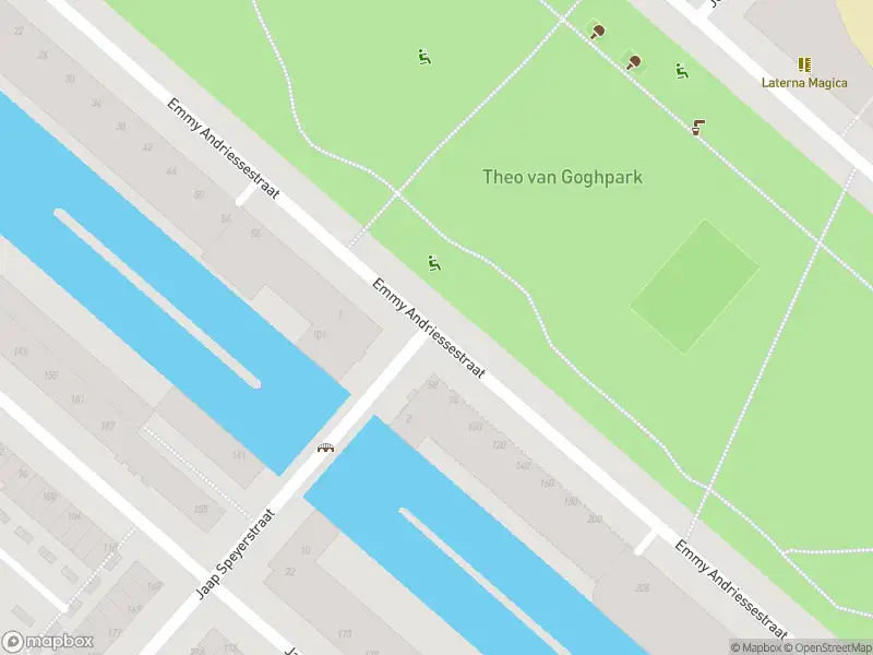 Ambulance met gepaste spoed naar de Eva Besnyöstraat in Amsterdam