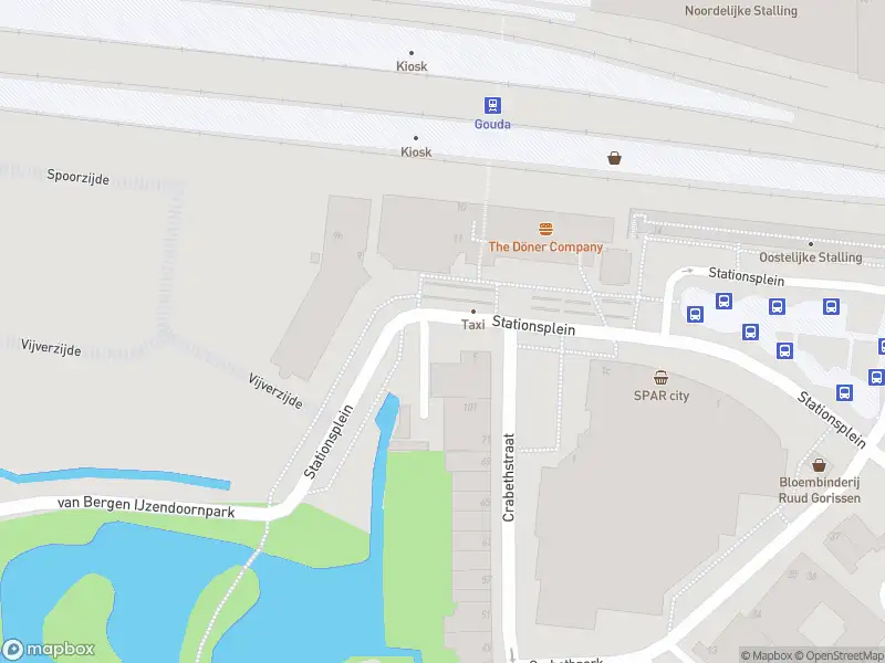 Ambulance met grote spoed naar de Stationsplein in Gouda