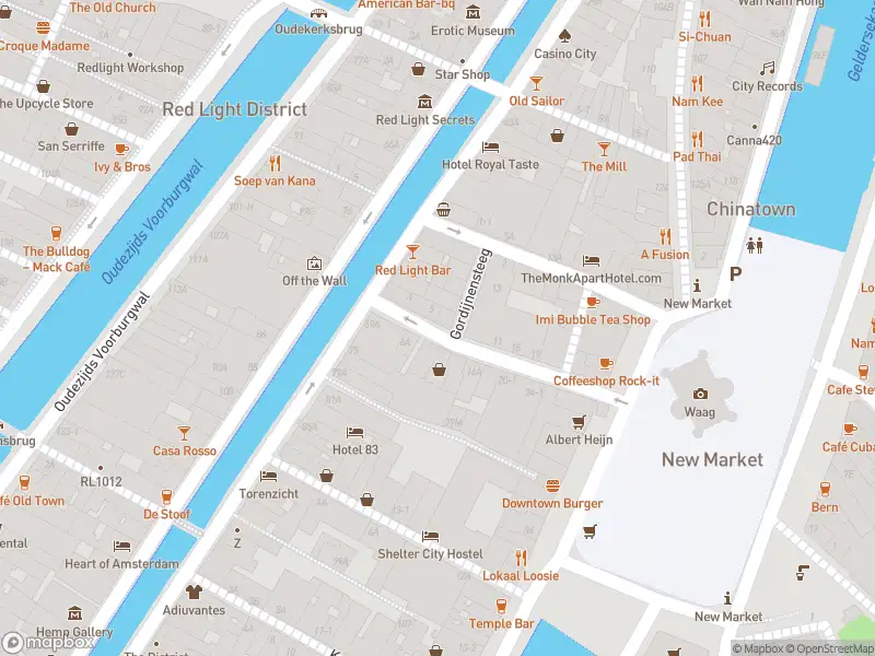 Ambulance met grote spoed naar de Bloedstraat in Amsterdam