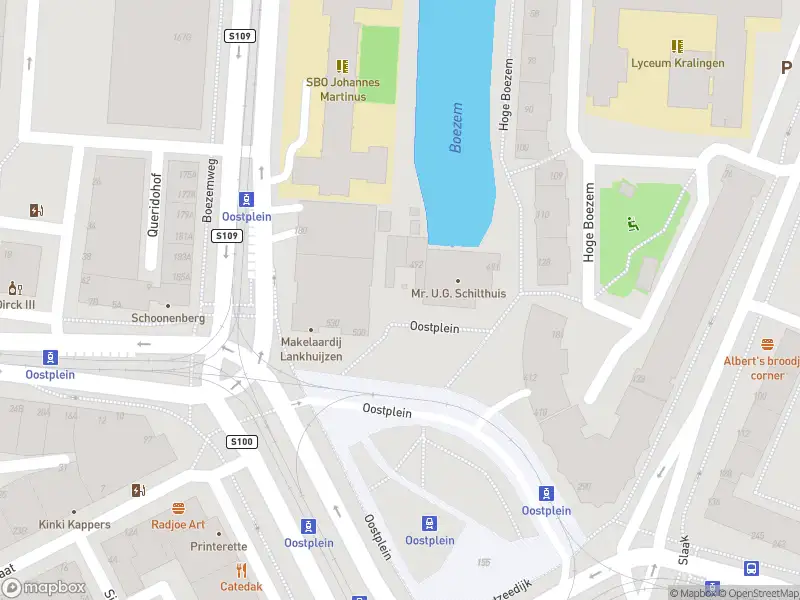 Ambulance met gepaste spoed naar de Oostplein in Rotterdam
