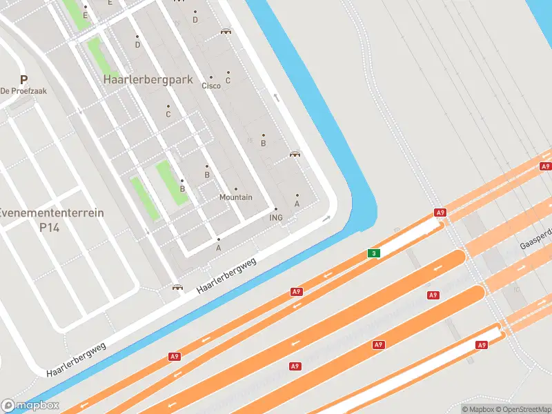 Ambulance met grote spoed naar de Haarlerbergweg in Amsterdam
