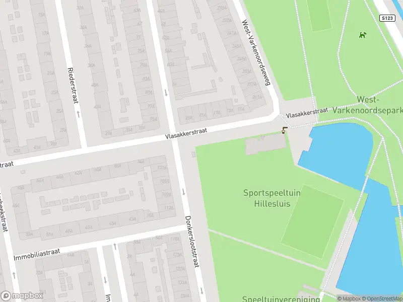 Ambulance met gepaste spoed naar de Vlasakkerstraat in Rotterdam