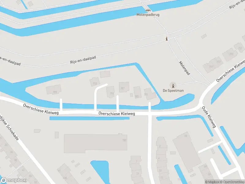 Ambulance met grote spoed naar de Overschiese Kleiweg in Rotterdam