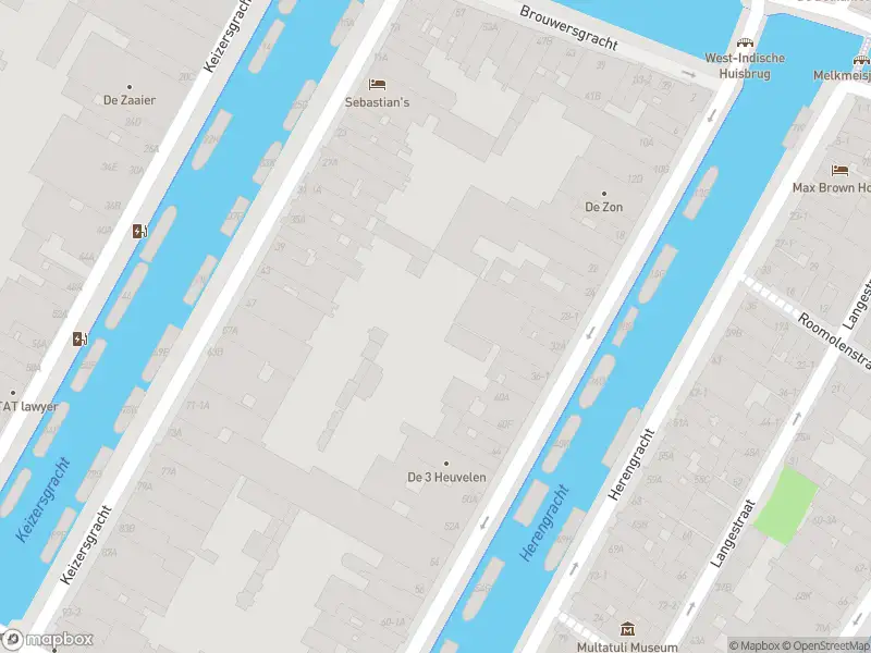 Ambulance met gepaste spoed naar de Langestraat in Amsterdam
