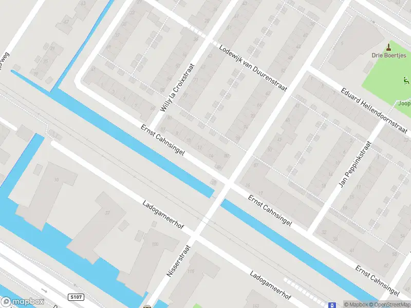 Ambulance met grote spoed naar de Ernst Cahnsingel in Amsterdam