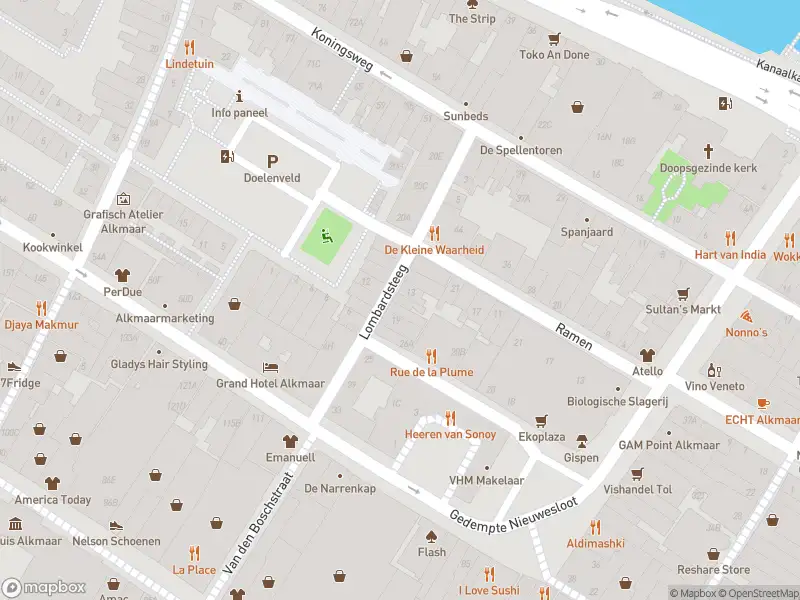 Ambulance met gepaste spoed naar de Lombardsteeg in Alkmaar