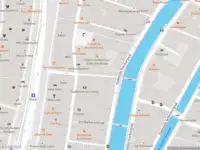 Ambulance met gepaste spoed naar de Nes in Amsterdam