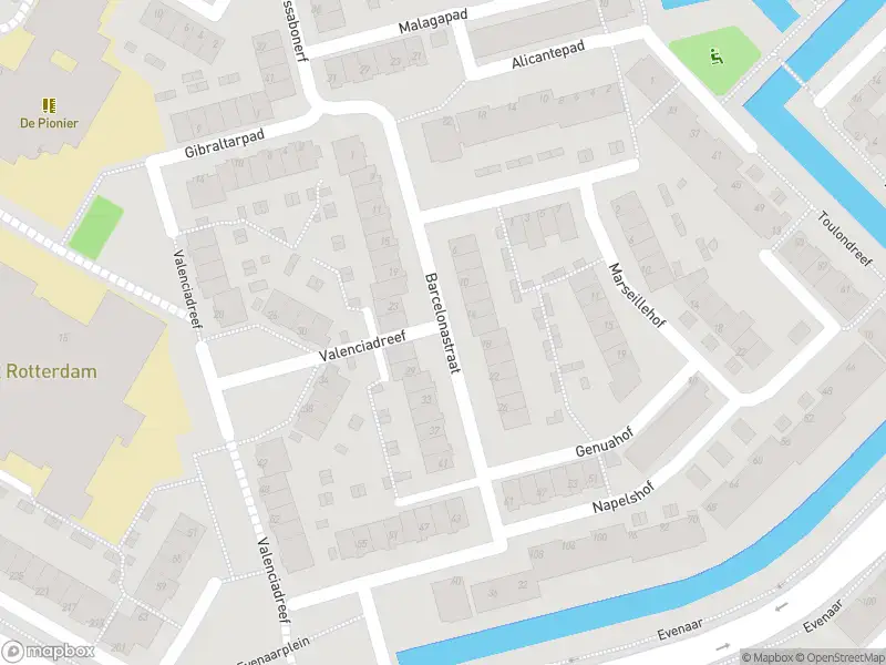 Ambulance met grote spoed naar de Barcelonastraat in Rotterdam