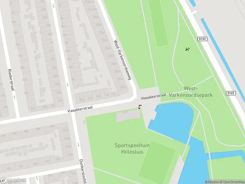 Ambulance met grote spoed naar de Vlasakkerstraat in Rotterdam