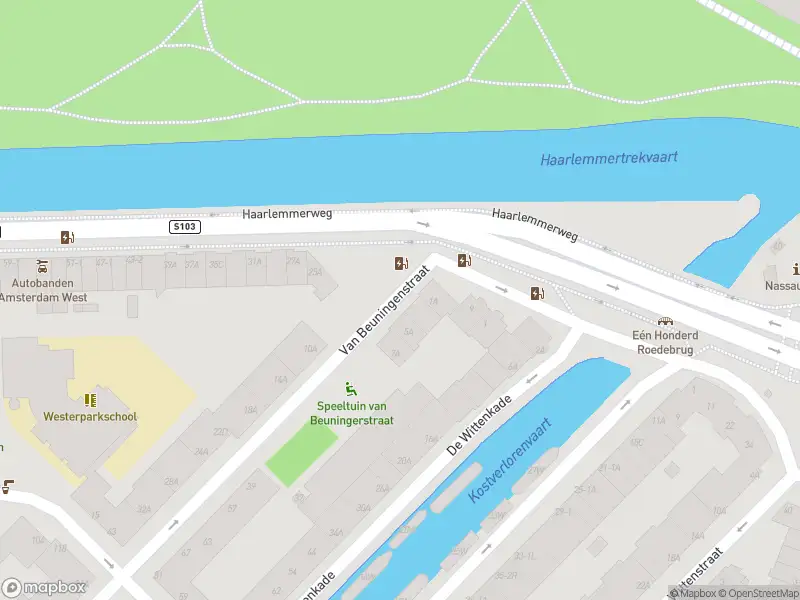 Ambulance met grote spoed naar de Haarlemmerweg in Amsterdam
