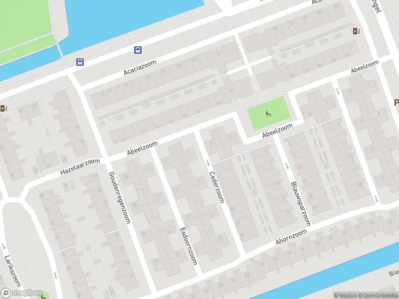 Ambulance met grote spoed naar de Cederzoom in Zoetermeer
