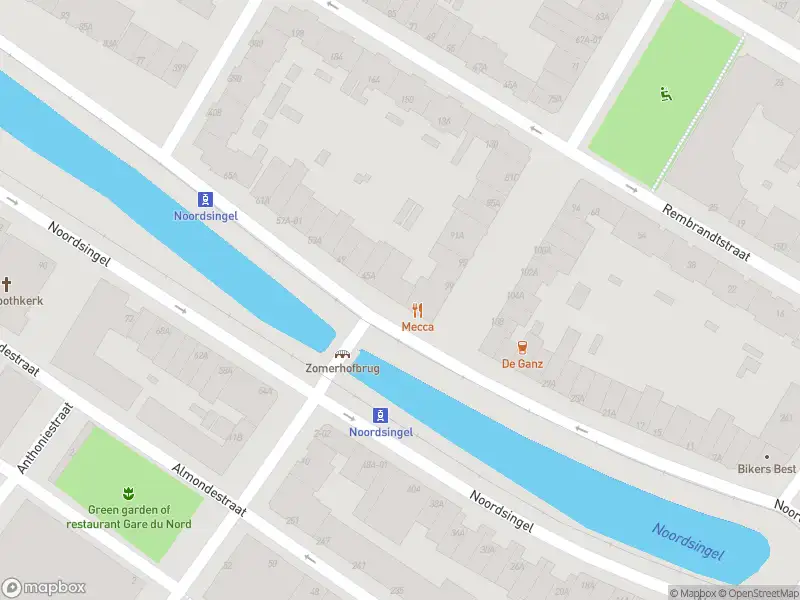 Ambulance met grote spoed naar de Noordsingel in Rotterdam