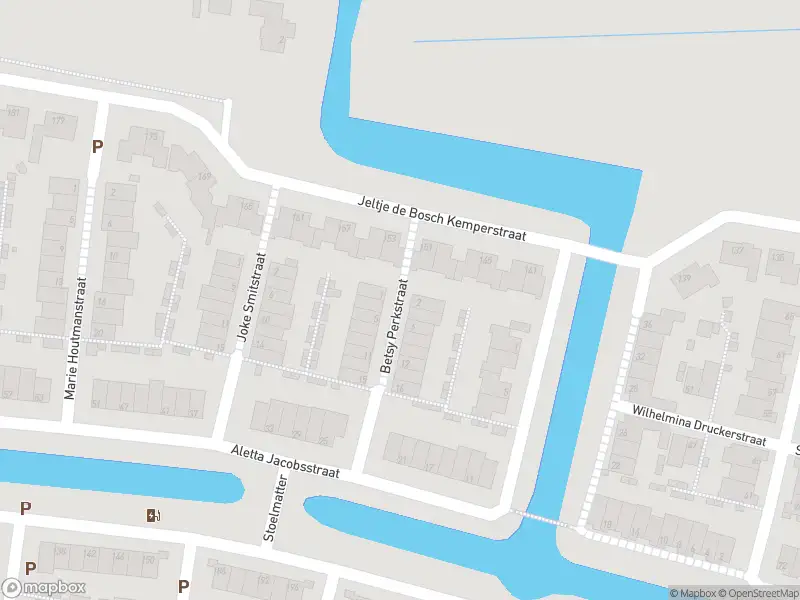 Brandweer met grote spoed naar de Betsy Perkstraat in Alphen aan den Rijn vanwege reanimatie