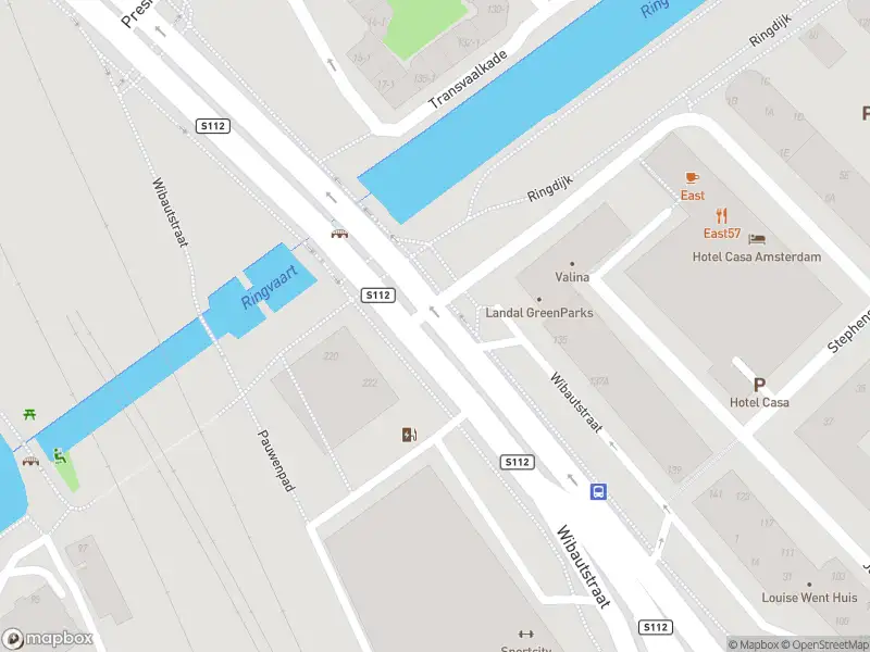Ambulance met grote spoed naar de Julianaplein in Amsterdam