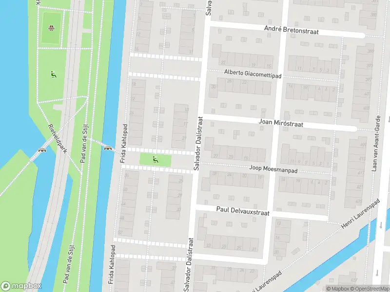 Ambulance met grote spoed naar de Salvador Dalístraat in Rotterdam