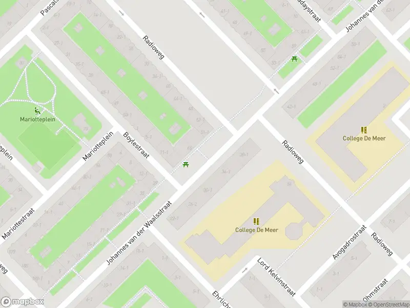 Ambulance met grote spoed naar de Voltaplein in Amsterdam