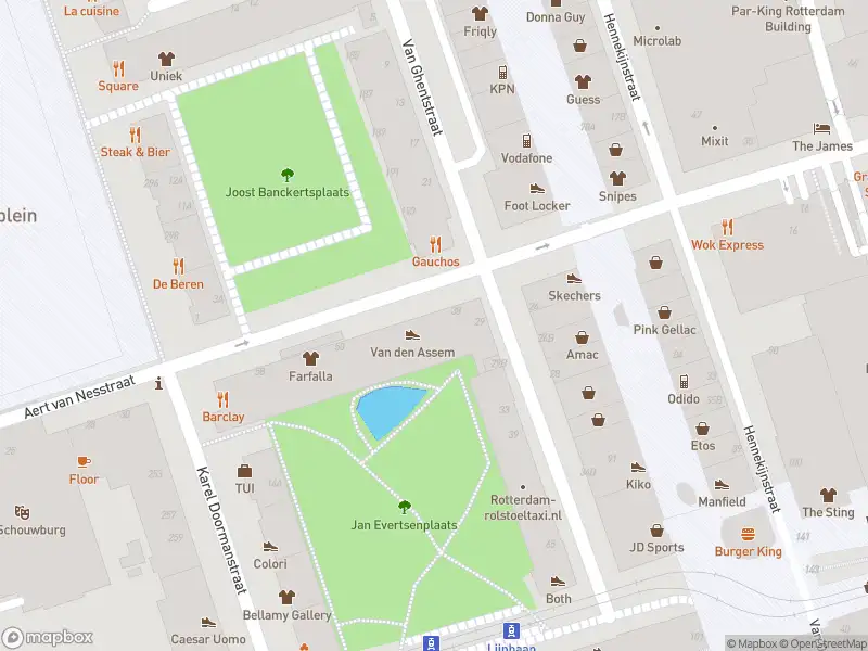 Ambulance met grote spoed naar de Jan Evertsenplaats in Rotterdam