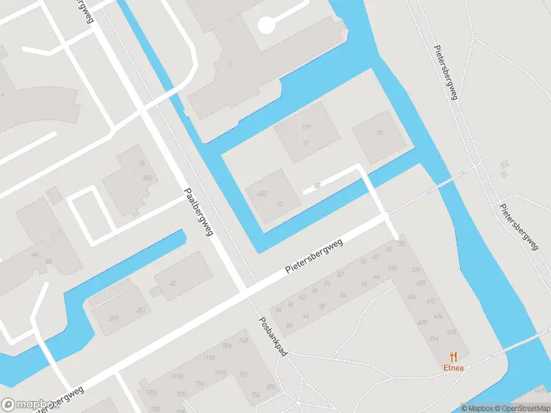 Ambulance met grote spoed naar de Pietersbergweg in Amsterdam