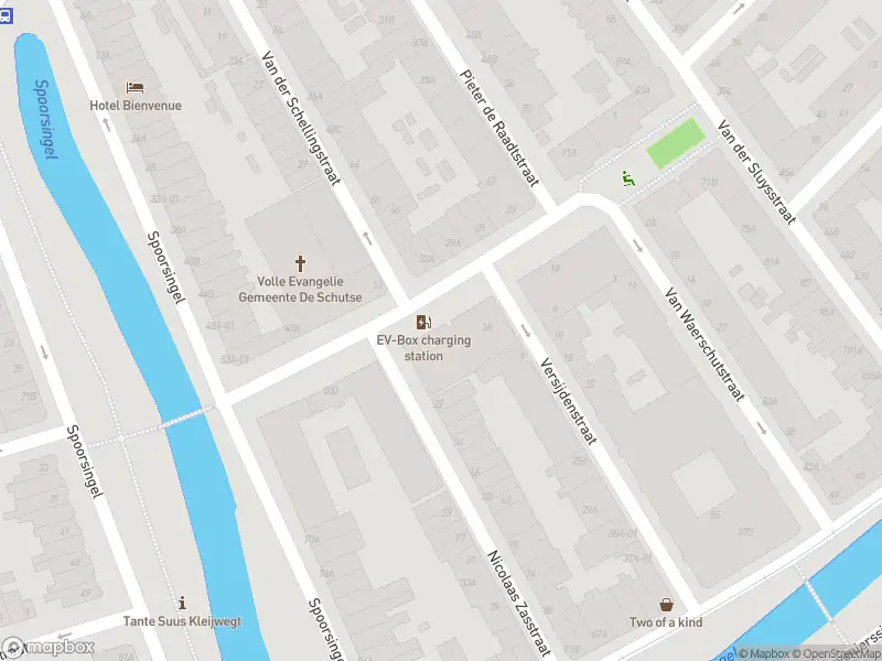 Ambulance met grote spoed naar de Stationssingel in Rotterdam