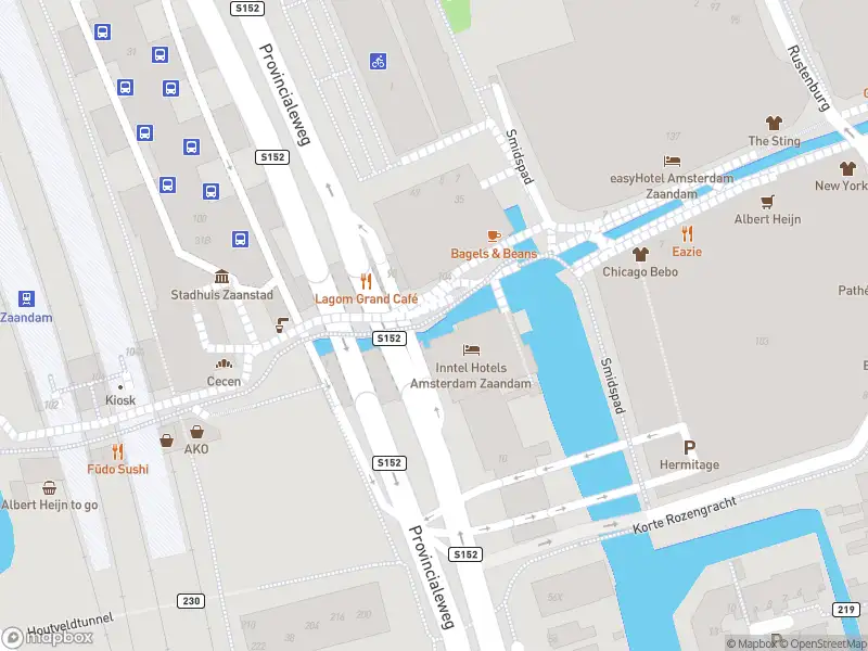 Brandweer met grote spoed naar de Stadhuisplein in Zaandam vanwege reanimatie