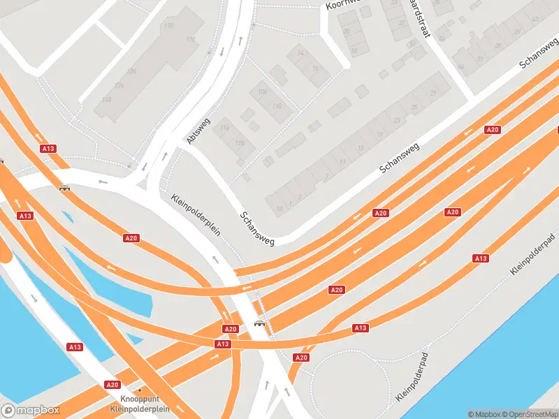 Ambulance met gepaste spoed naar de Schansweg in Rotterdam