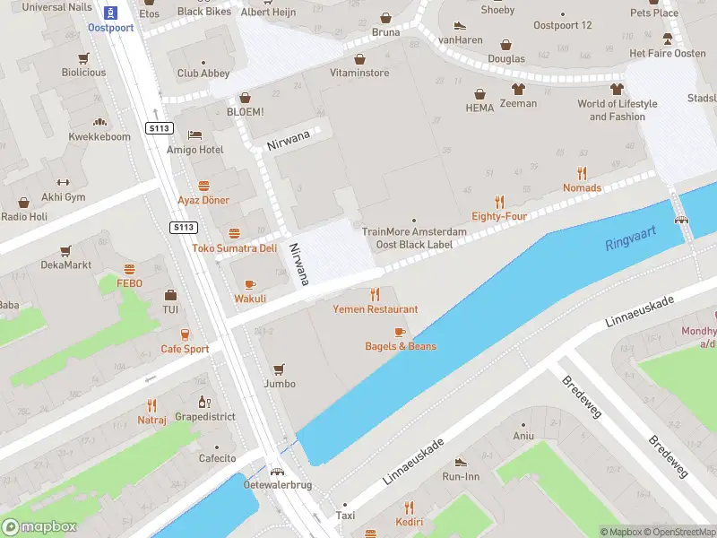 Ambulance met grote spoed naar de Oranje-Vrijstaatkade in Amsterdam