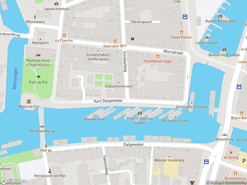 Ambulance met grote spoed naar de Kort Galgewater in Leiden
