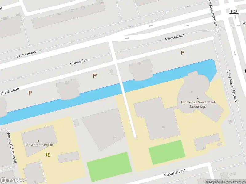 Ambulance met grote spoed naar de Prinsenlaan in Rotterdam