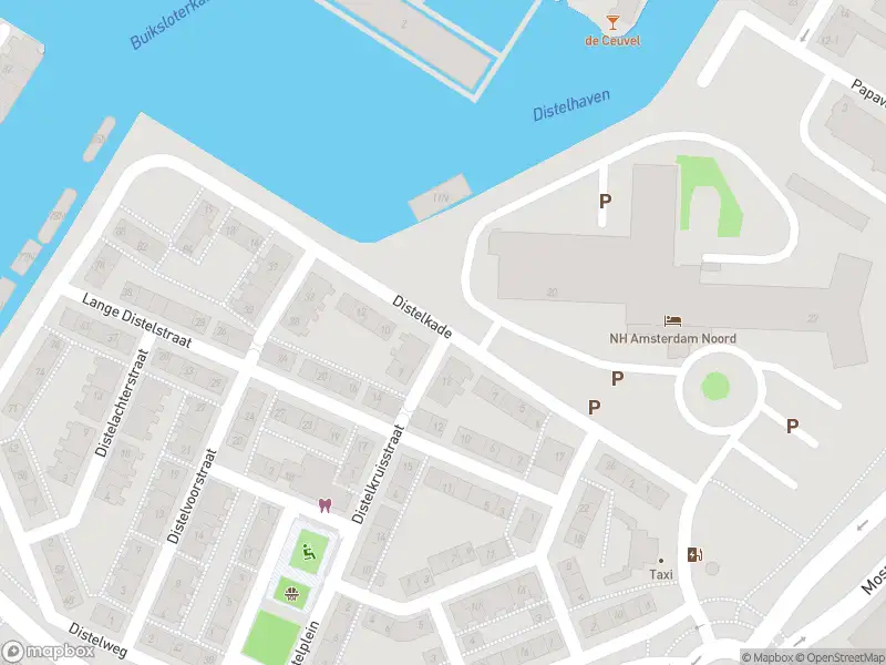 Ambulance met grote spoed naar de Distelkade in Amsterdam