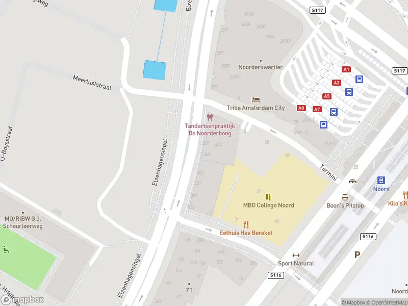 Ambulance met grote spoed naar de Elzenhagensingel in Amsterdam