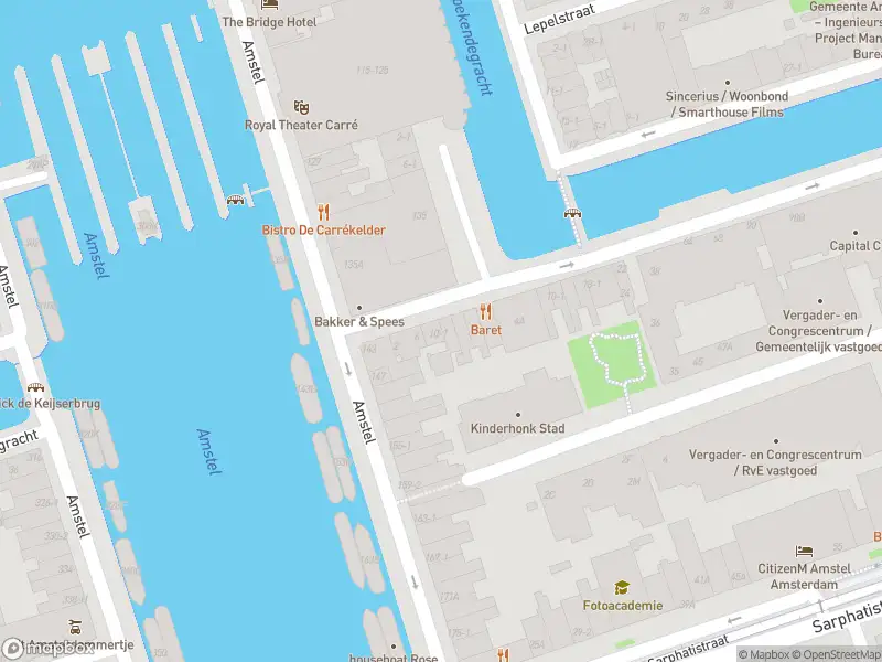 Ambulance met gepaste spoed naar de Korte Amstelstraat in Amsterdam