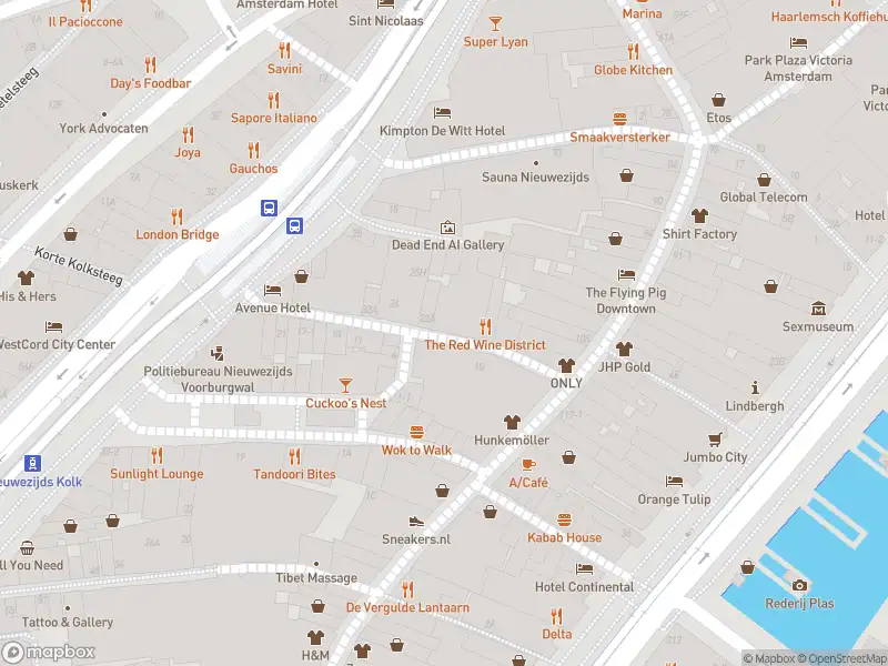 Ambulance met grote spoed naar de Sint Jacobsstraat in Amsterdam