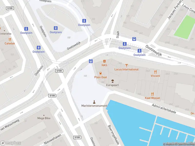 Ambulance met gepaste spoed naar de Oostplein in Rotterdam