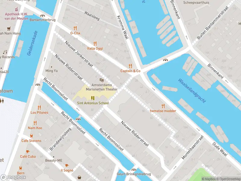Ambulance met grote spoed naar de Nieuwe Jonkerstraat in Amsterdam