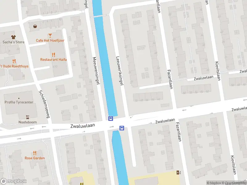 Ambulance met grote spoed naar de Zwaluwlaan in Schiedam