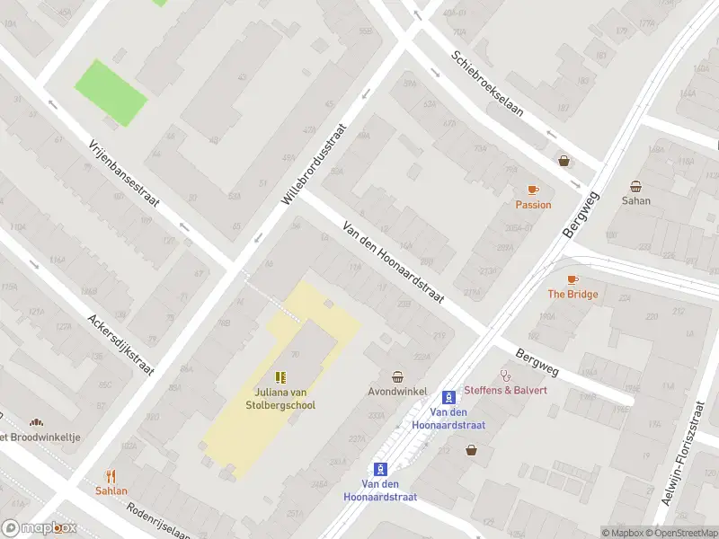 Ambulance met grote spoed naar de Van den Hoonaardstraat in Rotterdam