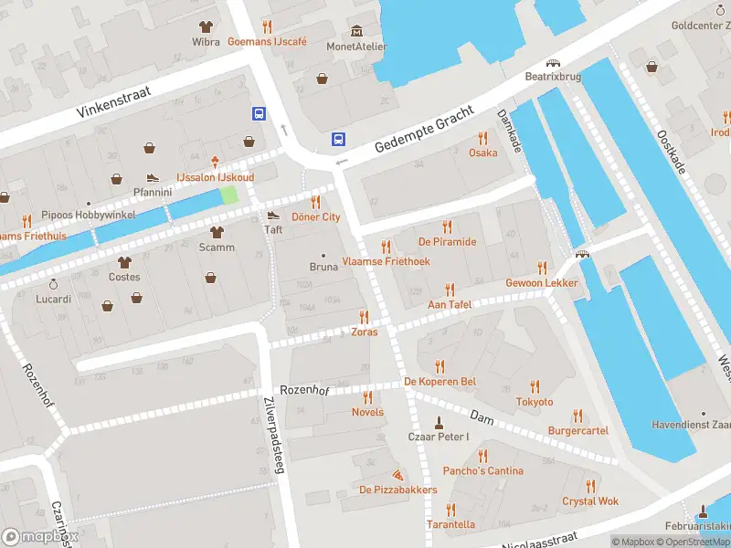 Ambulance en brandweer met grote spoed naar de Damstraat in Zaandam vanwege grote brand