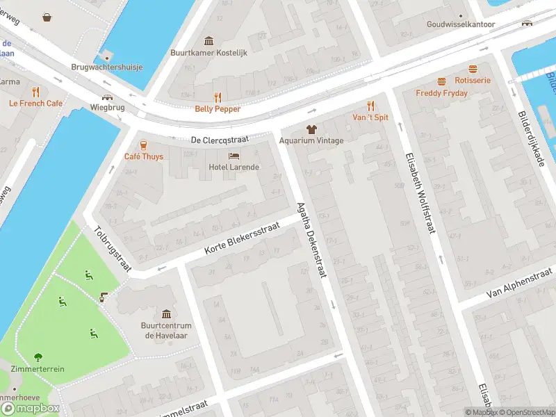 Ambulance met grote spoed naar de Douwes Dekkerstraat in Amsterdam