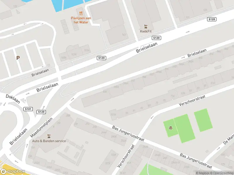 Ambulance met grote spoed naar de Brielselaan in Rotterdam