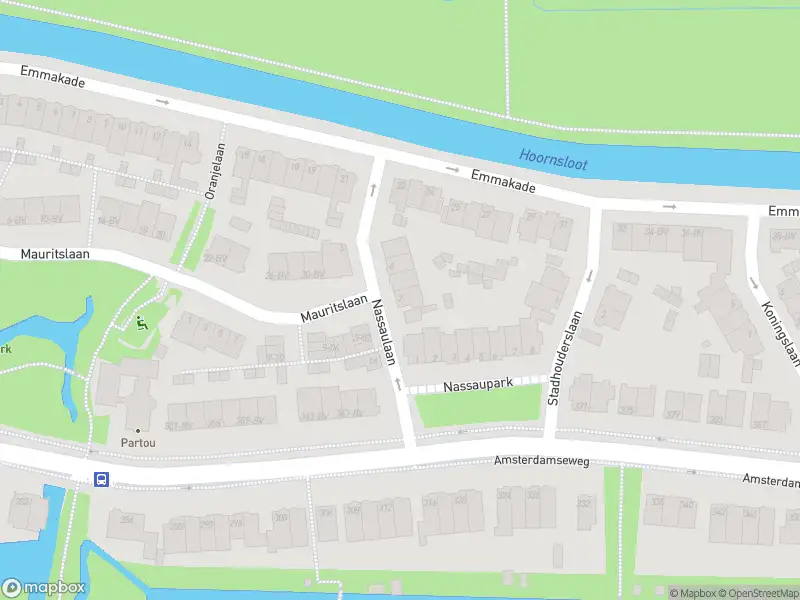 Ambulance met grote spoed naar de Nassaulaan in Amstelveen