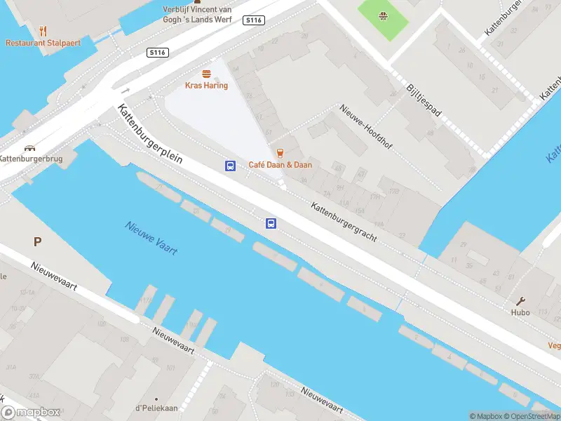 Brandweer met gepaste spoed naar de Kattenburgergracht in Amsterdam
