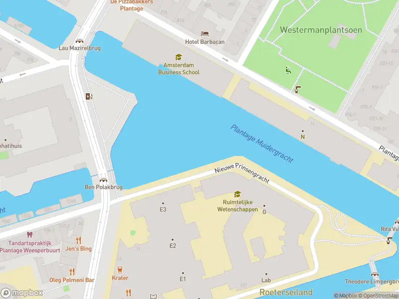 Ambulance met gepaste spoed naar de Roetersstraat in Amsterdam