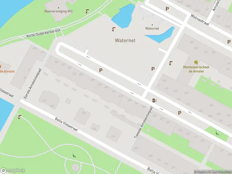 Ambulance met grote spoed naar de Korte Ouderkerkerdijk in Amsterdam