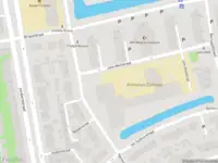 Ambulance met gepaste spoed naar de John Mottstraat in Gouda