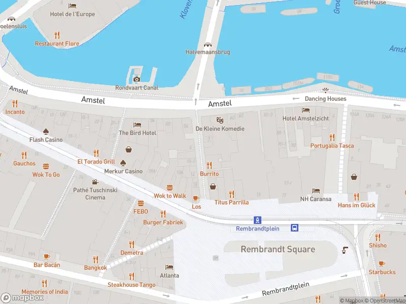 Ambulance met grote spoed naar de Halvemaansteeg in Amsterdam