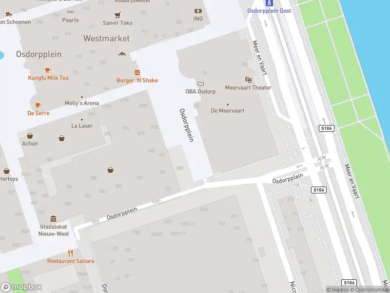 Ambulance met grote spoed naar de Meer en Vaart in Amsterdam