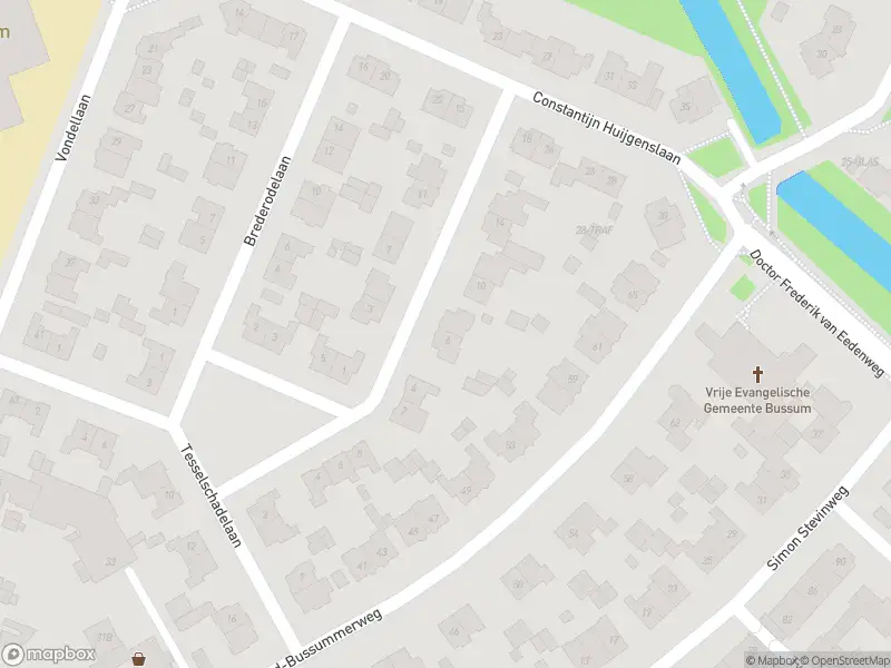 Brandweer met grote spoed naar de Constantijn Huijgenslaan in Bussum vanwege een buitenbrand