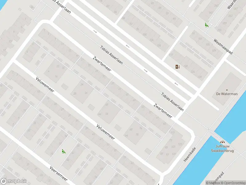 Ambulance met grote spoed naar de Zwartemeer in Zoetermeer vanwege middelgrote brand