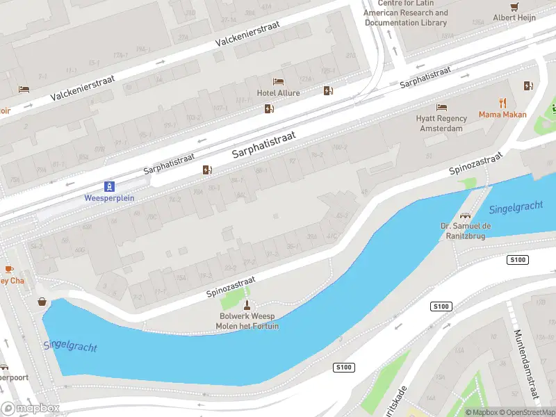 Ambulance met gepaste spoed naar de Metrostation Weesperplein in Amsterdam