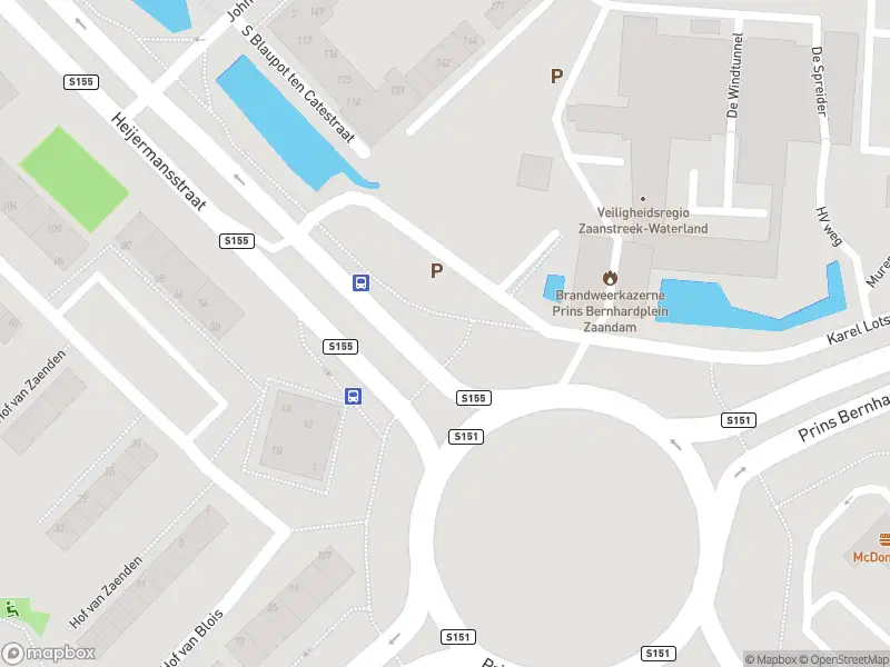 Ambulance met grote spoed naar de Prins Bernhardplein in Zaandam